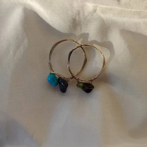 Handgjorda ringar!  - De här ringar kostar 18kr/st! Eller 2 för 25kr. Då de har äkta kristaller. Glöm ej att varje kristall har sin egen egenskap! Jag kan jätte gärna berätta mer på privat. Skicka pm om för intresse! Kristallen kan varieras lite! ✨🌼