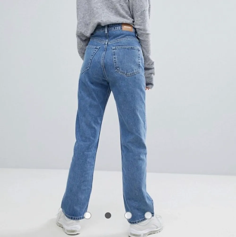Säljer dessa jeans från Weekday i modellen rowe. De är i färgen sky blue och storlek 26/32💕. Jeans & Byxor.