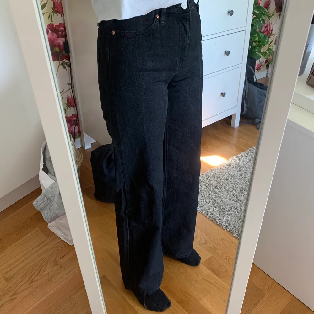 Säljer mina svarta wide leg jeans ifrån Monki, i den populära modellen YOKO. Använda ett få tal gånger så de är i hyfsat bra skick, de är något blekta ifrån tvätt men inget men tänker på. Storlek 26 och är i perfekt längd på mig som är 167. Hör av dig vid funderingar💕. Jeans & Byxor.