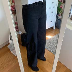 Säljer mina svarta wide leg jeans ifrån Monki, i den populära modellen YOKO. Använda ett få tal gånger så de är i hyfsat bra skick, de är något blekta ifrån tvätt men inget men tänker på. Storlek 26 och är i perfekt längd på mig som är 167. Hör av dig vid funderingar💕