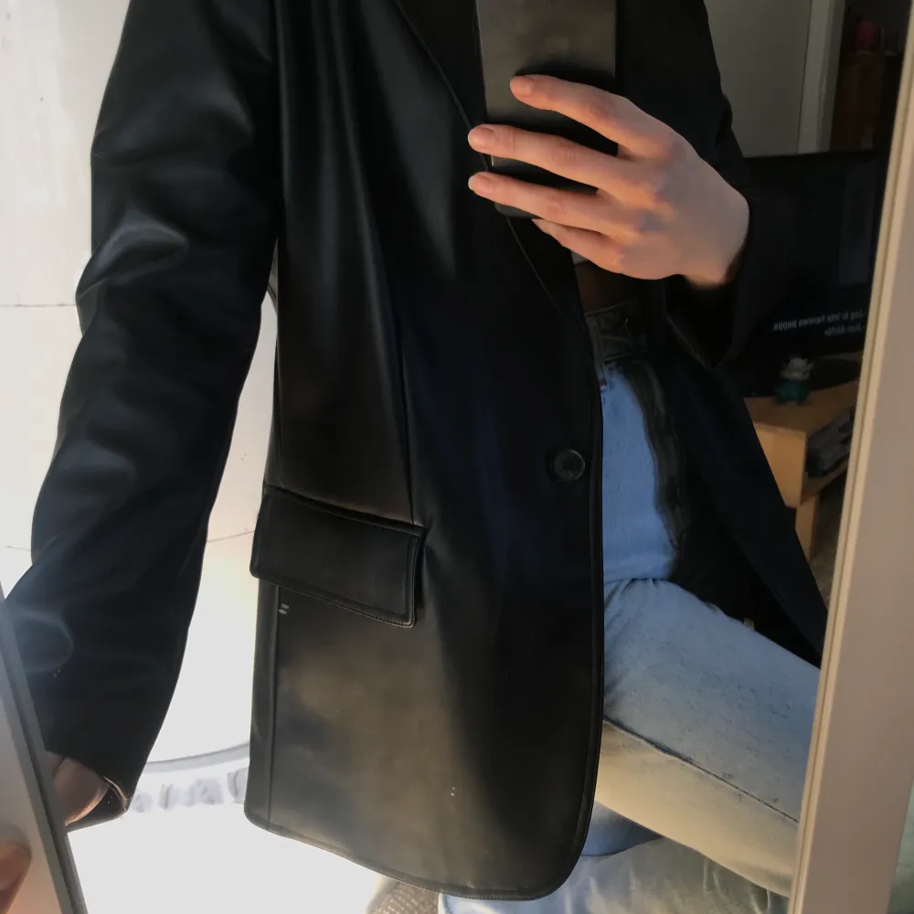 Fusk-skinnkavaj från h&m som jag köpt på plick men som var lite för lång för mig :( Storlek M men oversized! 🤍 Oanvänd! 250 kr + 66kr frakt (eller högre bud). Jackor.