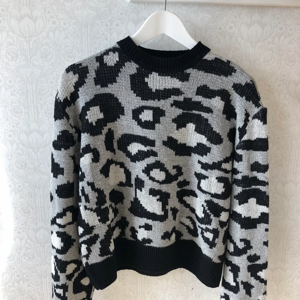 Super snygg tröja med leopardmönster på☺️❣️ skriv vid intresse eller frågor ! . Tröjor & Koftor.