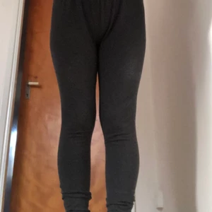 Svarta leggings storlek 46/48 - Använd få gånger. Har några nopprar på sig