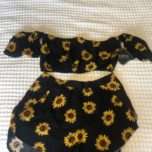 Set - Ett fint somrig set med solroser från Zaful. Aldrig använt av mig men köpt på sellpy. Köpare betalar frakt.