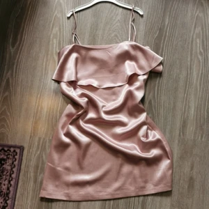 Klänning - Smuts rosa klänning i siden liknande material 💕 Banden går att spänna åt samt dragkedja i bak! Köpt från Urban outfitters. I jätte fint skick