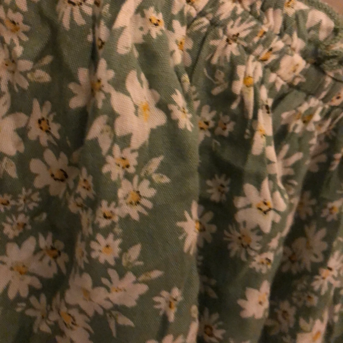 TRENDIG, BLOMMIG OFF SHOULDER BLUS! - 90