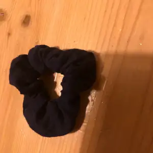 Mörkblå scrunchie, gratis frakt!