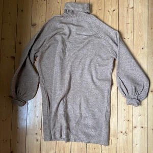 Chiquelle klänning - Beigebrun knälång poloklänning från Chiquelle. Använd en gång. 