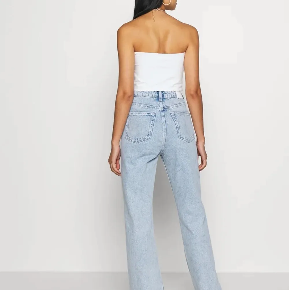 Jeans från weekday i modellen “rowe extra high straigh jeans” sitter jättefint och är som nya!  Säljer då de tyvärr blivit försmå, skriv för fler bilder.. Jeans & Byxor.