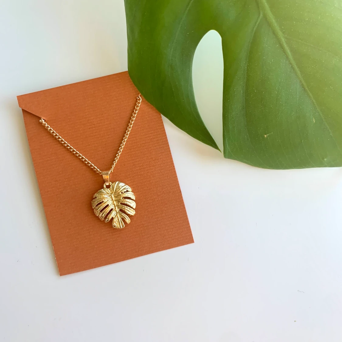 Halsband med monsterablad Ljus guld 