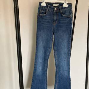 Snygga och moderna mörkblå jeans i bootcut modell, köpta på GinaTricot. Väldigt bra skick❣️ 