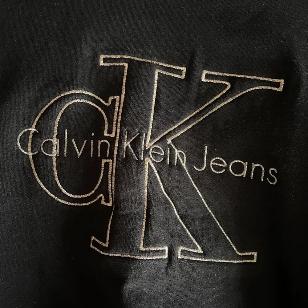 Svart sweatshirt i storlek m från Calvin Klein. Sitter mer som small skulle jag säga. Mycket fint skick, har inte blivit mycket använd.. Tröjor & Koftor.