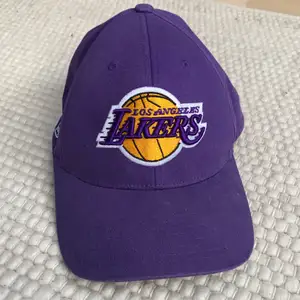 Äkta Lakers keps köpt i LA. Använd men i bra skick. Säljes på grund av att jag är ute efter en med platt skärm istället för med böjd!!😁😁