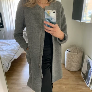 Kappa - Grå kappa från H&M