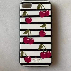 Kate Spade mobilskal  - Äkta mobilskal från Kate Spade ♠️ fantastisk kvalitet, trots användning finns inga skråmor eller märken. Passar iPhone 6, 7, 8. I pris ingår leverans med PostNord (med frimärke, ej spårat). 