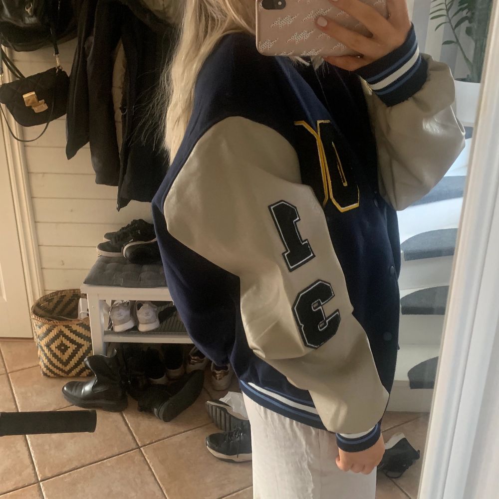 Intressekoll på min as coola varsity jacket. Slutsåld , strl m herr men sitter snyggt oversized på mig som brukar ha small. Såååå snygg o cool. Kommer tyvärr inte till användning, bara använd en gång. Säljer bara vid bra bud. ❗️HAR LAGT UPP EN TILL ANNONS MED BUDGIVNINGEN❗️. Jackor.