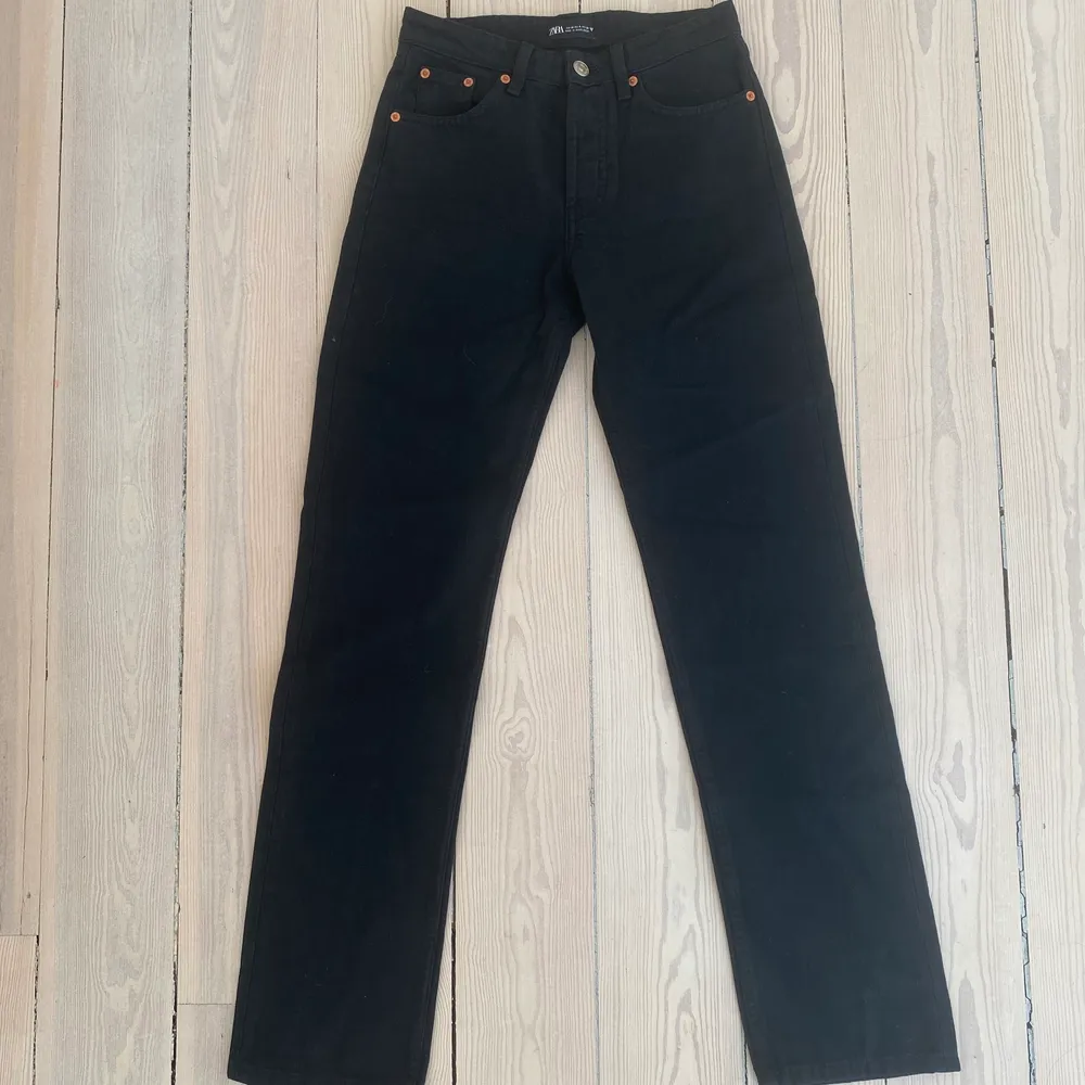 Assnygga slutsålda svarta raka zara jeans (på bilden burna av Josefine HJ). St 36. NYSKICK och aldrig använda.. Jeans & Byxor.