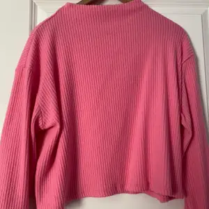 Säljer min tröja som jag köpte för 2 år sen och alldrig har andvändt den då den är för stor och inte min färg. Tröjan är i nyskick och köptes på H&M. Om du är intresserad eller har några frågor är det bara att skriva till mig💕   ( pris kan diskuteras vid snabb affär)
