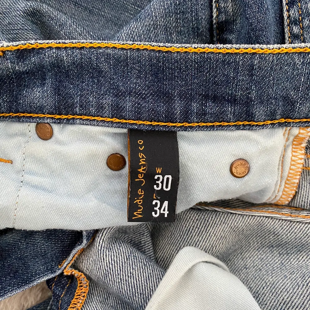 Skitsnygga Nudie low waist jeans som sitter tajta kring rumpan å låren och blir pösiga vid smalbenen och viker sig jättesnyggt vid anklarna, säljer för dom är lite för tajta för mig i midjan 🥲 Storlek W30 L34 😍. Jeans & Byxor.