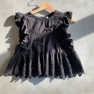 Svart blus  - Jättegullig svart blus! Storlek XS. Har startat budgivning då de va många som hörde av sig! Köp direkt 380💖