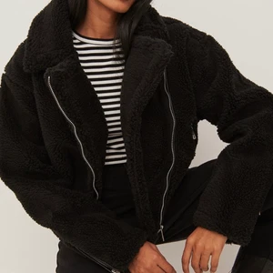 Teddyjacka NA-KD  - Säljer min svarta Teddyjacka från NA-KD. Använt sparsamt och är i fint skick. Köpt för 900kr säljer den nu för 300. Pris kan diskuteras. Köparen står för frakten.