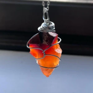 Rå Karneol halsband - Karneol ökar den kreativa förmågan samt mod och styrka. Stenen skyddar även vid avundsjuka.      Chakra: Navel