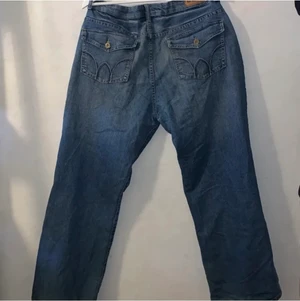 True  religion jeans  - Väldigt snygga jeans som påminner mycket om true religion. Är innsydda i midjan då de var väldigt stora. Annars är de i bra skick.