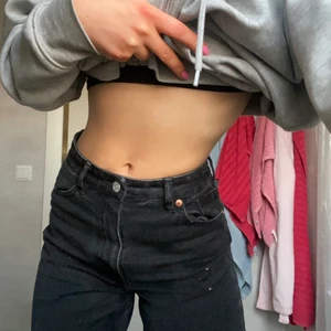 Jeans  - Jag säljer ett par svarta jeans i storlek 24 från Monki. Skicket är mycket bra då jag endast använt de 2/3 ggr. De sitter väldigt snygg på och passar till allting. Skickas spårbart och köparen står för frakt☺️