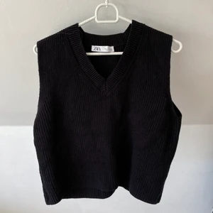 Väst Zara - En stickad svart väst från Zara,använt fåtal gånger och är i fint skick i storlek M
