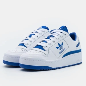 Adidas Forum Bold - Ett par SVINCOOLA adidas forum bold som är slutsålda överallt💙💙 tyvärr lite små för mig :( sparsamt använda och i gott skick, dock inte original innersulan men den som finns i går lätt att byta ut om man vill🕺🏼 Paketet kommer att vara spårbart💕📦 nypris 1095kr