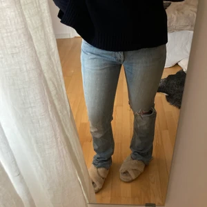 Jeans bootcut  - Lågmidjade Levis jeans perfekt i längden på mig som är 160. Skulle säga att de passar 26-29 i midjan. Skriv för fler bilder eller vid frågor!💕