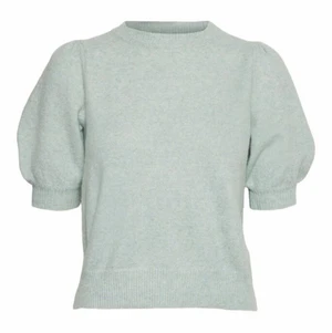 Vero Moda Puffärmad Stickad Tröja  - Helt ny och oanvänd Stickad tröja med puffärmar, rund halsringning och normal passform. Styla denna söta tröja med ett par raka jeans och högklackade stövlar för en snygg look. 