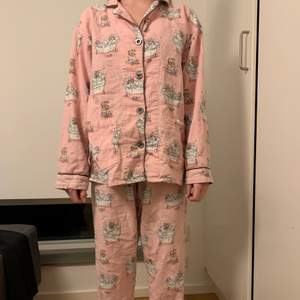 Jag säljer ett PJ salvage pyamas för 250 kr. Jag köpte sättet för 1000 kr. Det är storlek 36 på pyjamasen. 