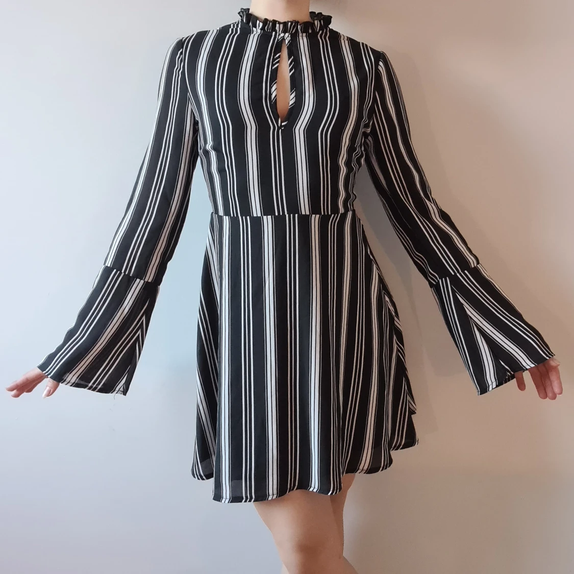 Svartvit randig klänning