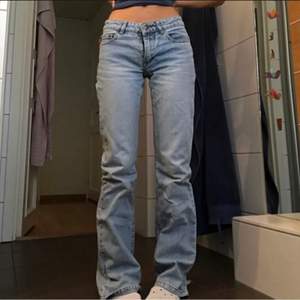Sjukt fina lågmidjade jeans från foxy lady! Säljer då de ej passar mig. Går ner under fötterna på mig som är 162! Dragkedjan är sönder, men det finns knappar som gör att man kan stänga gylfen ändå💗  lånad bild av @Agnesdistner