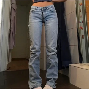 Lågmidjade jeans - Sjukt fina lågmidjade jeans från foxy lady! Säljer då de ej passar mig. Går ner under fötterna på mig som är 162! Dragkedjan är sönder, men det finns knappar som gör att man kan stänga gylfen ändå💗  lånad bild av @Agnesdistner