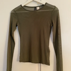 GRÖN LÅNGÄRMAD TRÖJA - Grön, halvt genomskinlig, långärmad tröja. Helt oanvänd i väldigt bra skick. Stl XS.💚