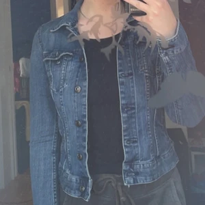 Jeansjacka från HM strl 36 - Fin jeansjacka som ger kroppen fina former. Tyvärr för liten för mig. Skicket är som nytt! ✨