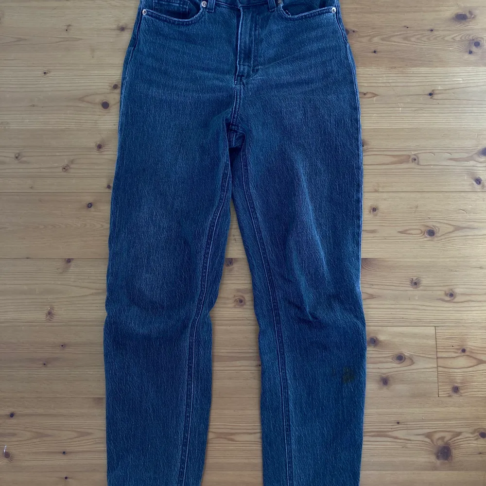 Ett par jättesnygga högmidjade GRÅA jeans ursprungligen från H&M. På de första bilderna ser jeansen lite blåa ut. Rätta färgen ser man på sista bilden. Skulle säga att de passar på de som har xxs-xs. . Jeans & Byxor.