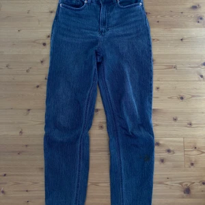 Högmidjade jeans - Ett par jättesnygga högmidjade GRÅA jeans ursprungligen från H&M. På de första bilderna ser jeansen lite blåa ut. Rätta färgen ser man på sista bilden. Skulle säga att de passar på de som har xxs-xs. 