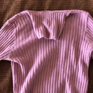 rosa turtle neck  - köpte den second hand i frankrike, färgen passar mig inte så bra därför säljer jag den :)