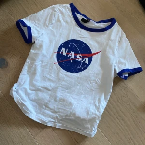 Crop top  T-shirt  -  Använt några få gånger , Fråga om det är någonting annat och jag står inte för frakten, alltså om du intresserad så tittar jag på frakten blir💕