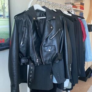 Croppad skinnjacka - Croppad skinnjacka från Bikbok i storlek M. Använd sparsamt och i bra skick! 