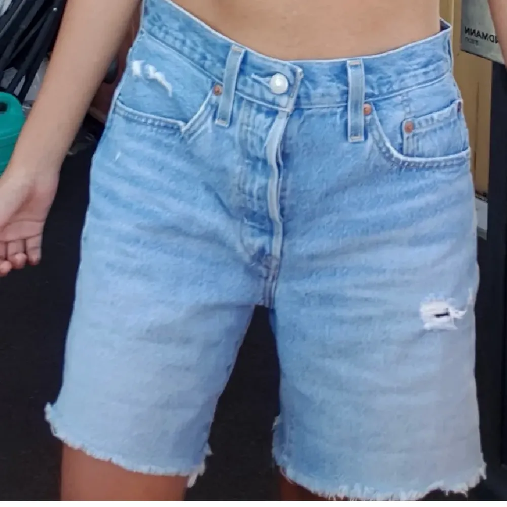 Jeansshorts från Levi’s. Bilderna är ej mina! På mig som vanligtvis har 36 i byxor, sitter dessa shorts aningen tightare på mig i relation till tjejen på bilden! Men supersköna, och sitter fint bak. Storlek W26. Shorts.