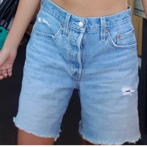 Levis shorts  - Jeansshorts från Levi’s. Bilderna är ej mina! På mig som vanligtvis har 36 i byxor, sitter dessa shorts aningen tightare på mig i relation till tjejen på bilden! Men supersköna, och sitter fint bak. Storlek W26