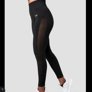 ICIW tights - Säljer mina svarta träningstight från icaniwill. De är helt i nyskick då de endast har testats. Tightsen är i väldigt bra kvalite och har även diskreta detaljer som framhäver dina former som man förhoppningsvis kan se på bild tre. Säljer dem då de tyvärr är för små för mig. Tror även denna modellen har slutat säljas hos iciw. Om ni har frågor eller vill ha fler bilder så är det bara att skriva❤️