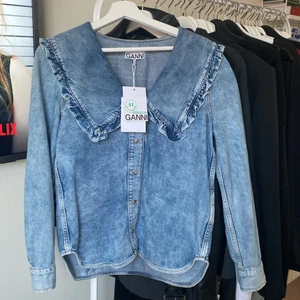 Ganni jeans skjorta - Ganni jeans skjorta med krage. Helt oanvänd och i nyskick, prislapp finns kvar. Nypris 2625 men säljer den för 1000kr.