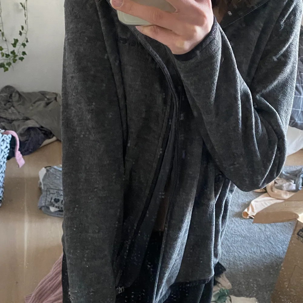 En jätte skön fliströja använt några få gånger , Fråga om det är någonting annat och jag står inte för frakten, alltså om du intresserad så tittar jag på frakten blir💕. Neuletakit & Villapaidat.