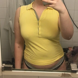 gul topp - söt gul topp/linne strl medium. möts sthlm eller +frakt