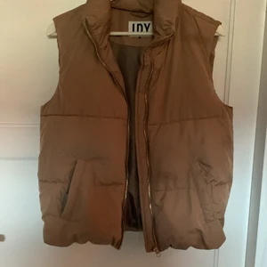 Beige väst  - Säljer nu min fina beiga väst som jag knappt använt. Köpte denna i höstas men han inte använda den så mycket, kanske 2ggr innan de vart för kallt för väst. Västen ser ut som ny och är i väldigt fint skick!💖
